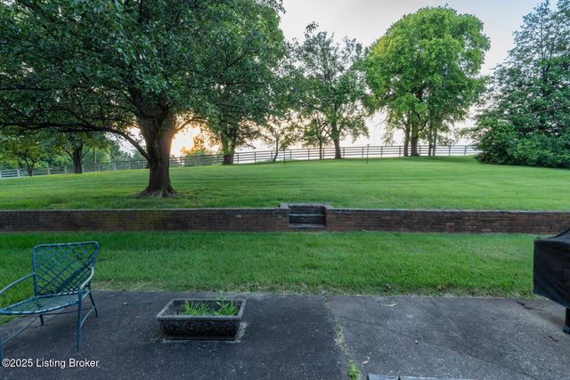 114 Hillcrest Dr, Bardstown, KY 40004