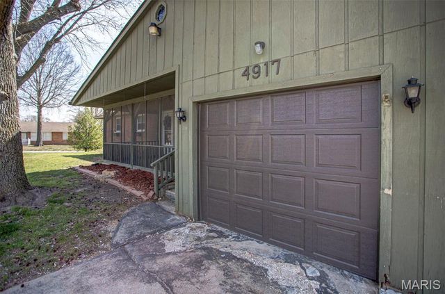 4917 W Hill Drive, Godfrey, IL 62035