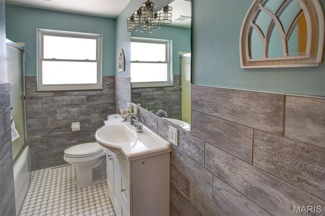 4917 W Hill Drive, Godfrey, IL 62035