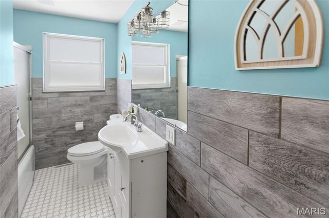 4917 W Hill Drive, Godfrey, IL 62035