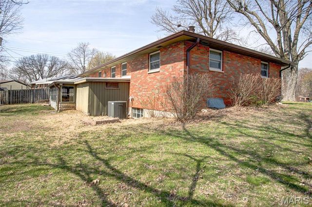 4917 W Hill Drive, Godfrey, IL 62035