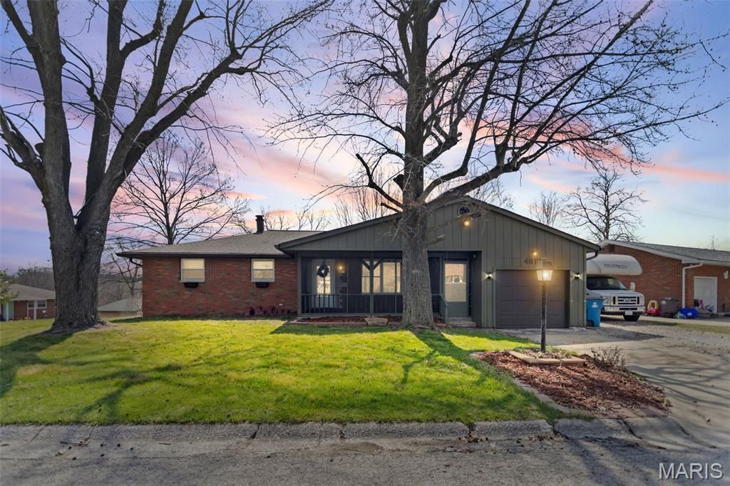 4917 W Hill Drive, Godfrey, IL 62035