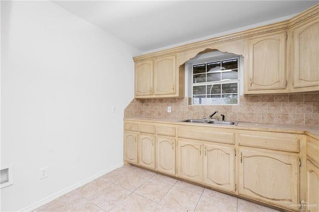 586 Paseo Lindo Street, Rio Grande City, TX 78582