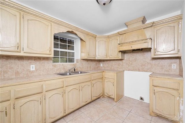 586 Paseo Lindo Street, Rio Grande City, TX 78582