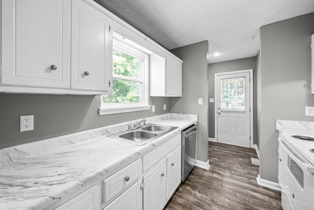 825 Washington Ave, Oak Grove, KY 42262