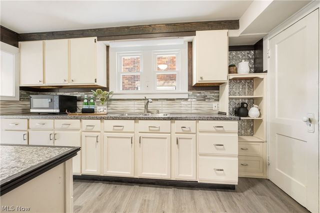 165 Oak Knoll Avenue NE, Warren, OH 44483