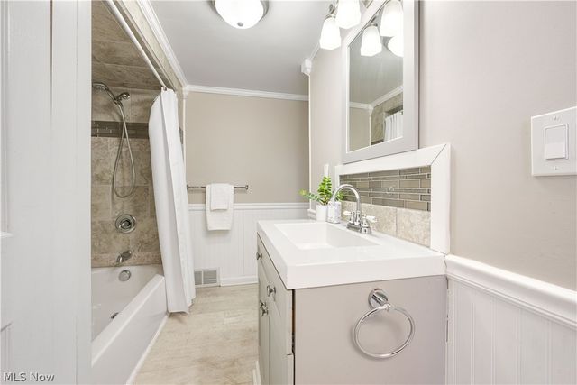 165 Oak Knoll Avenue NE, Warren, OH 44483