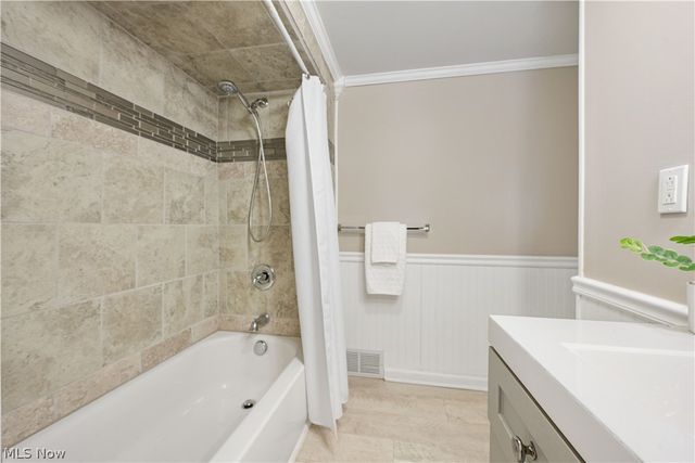 165 Oak Knoll Avenue NE, Warren, OH 44483