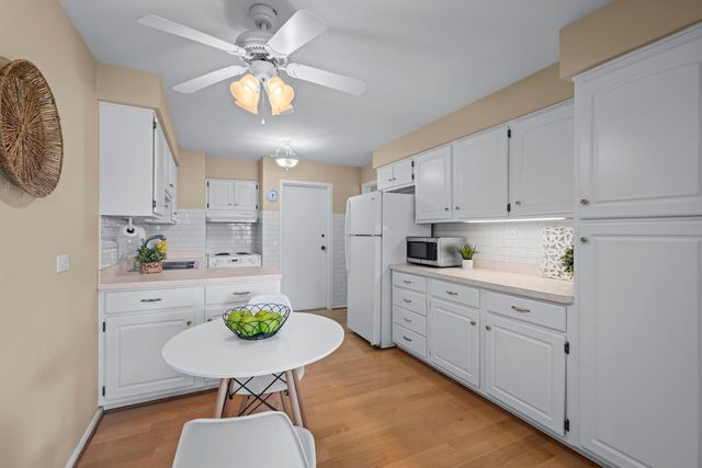 2700 E Bel Aire Drive 203, Arlington Heights, IL 60004