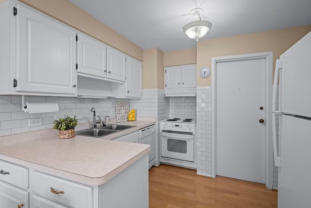 2700 E Bel Aire Drive 203, Arlington Heights, IL 60004