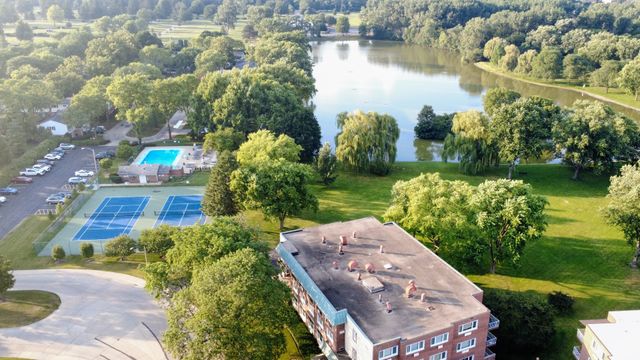 2700 E Bel Aire Drive 203, Arlington Heights, IL 60004