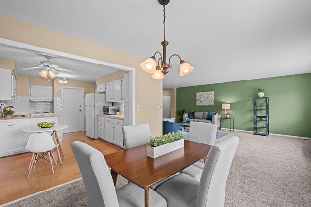 2700 E Bel Aire Drive 203, Arlington Heights, IL 60004