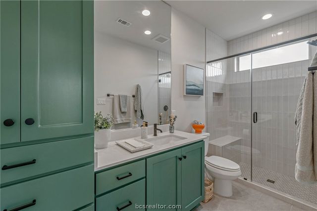1800 Register Court, College Station, TX 77845