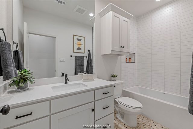 1800 Register Court, College Station, TX 77845