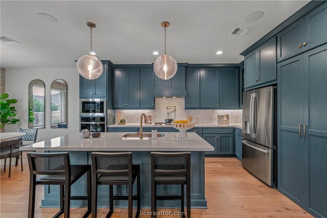 1800 Register Court, College Station, TX 77845