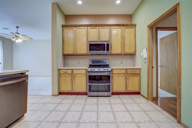 913 Elm Creek Drive, Moore, OK 73160