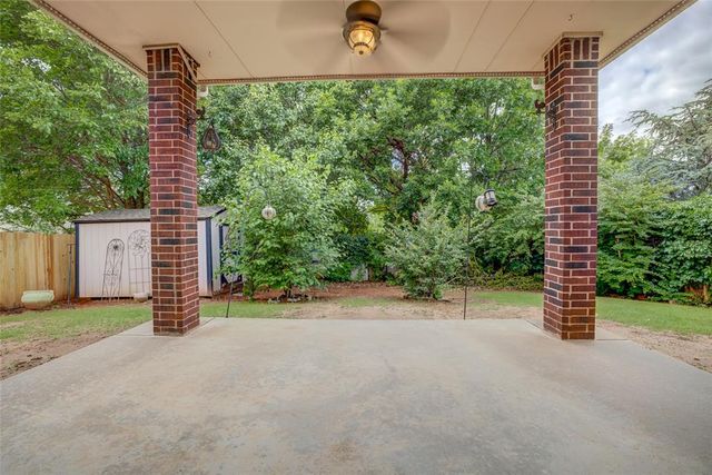 913 Elm Creek Drive, Moore, OK 73160