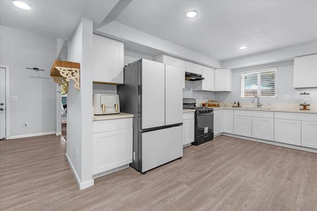 2423 E Vassar Drive, Visalia, CA 93292