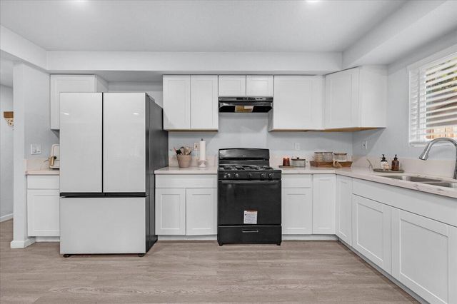 2423 E Vassar Drive, Visalia, CA 93292