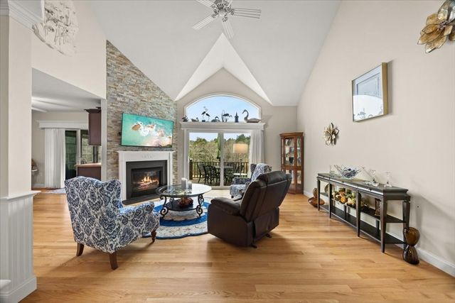 22 Prestwick Rd 22, Bourne, MA 02532