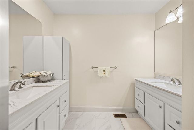 22 Prestwick Rd 22, Bourne, MA 02532