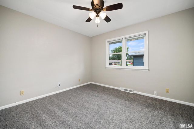 2705 N WOODBINE Terrace, Peoria, IL 61604
