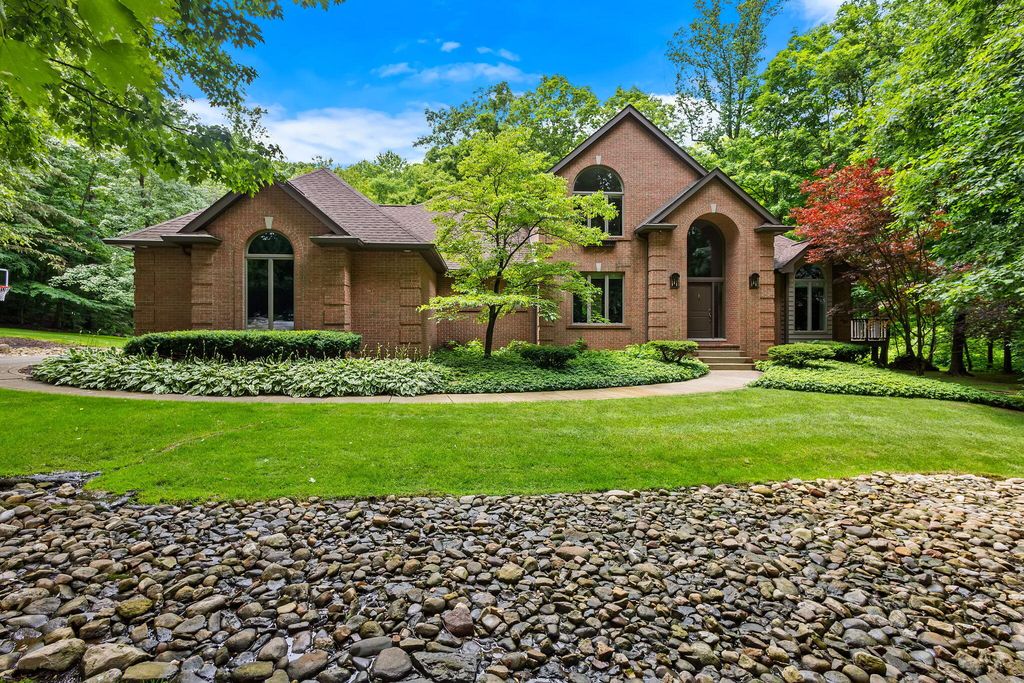 223 Crabapple Lane, Valparaiso, IN 46383