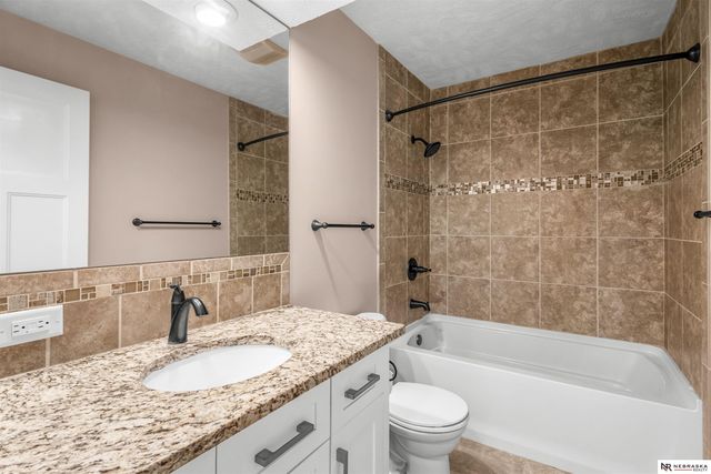 1047 Beaver Lake Boulevard, Plattsmouth, NE 68048