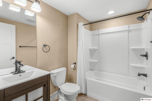1047 Beaver Lake Boulevard, Plattsmouth, NE 68048