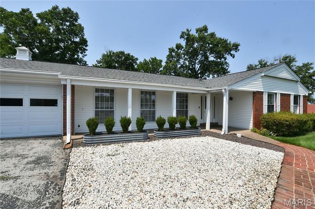 965 Orchard Lakes Drive, St Louis, MO 63146