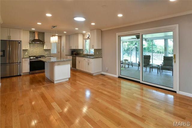 965 Orchard Lakes Drive, St Louis, MO 63146