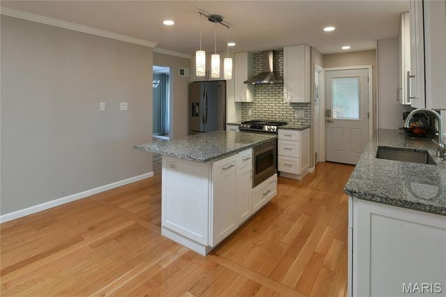 965 Orchard Lakes Drive, St Louis, MO 63146