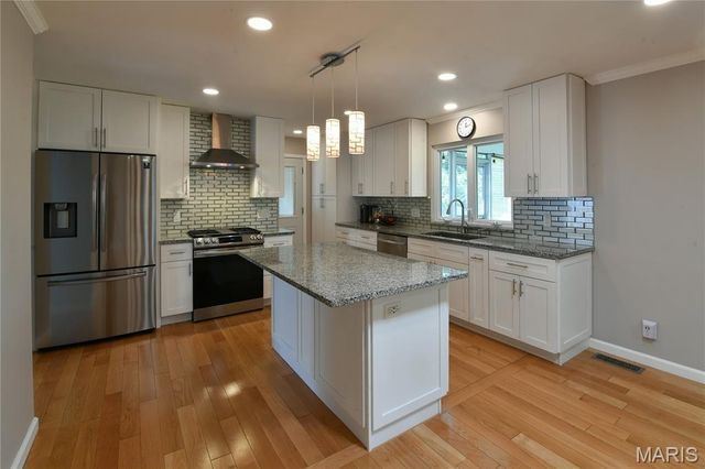 965 Orchard Lakes Drive, St Louis, MO 63146