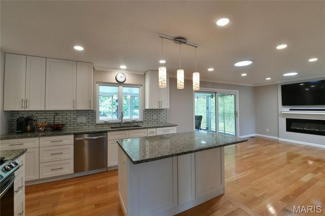 965 Orchard Lakes Drive, St Louis, MO 63146
