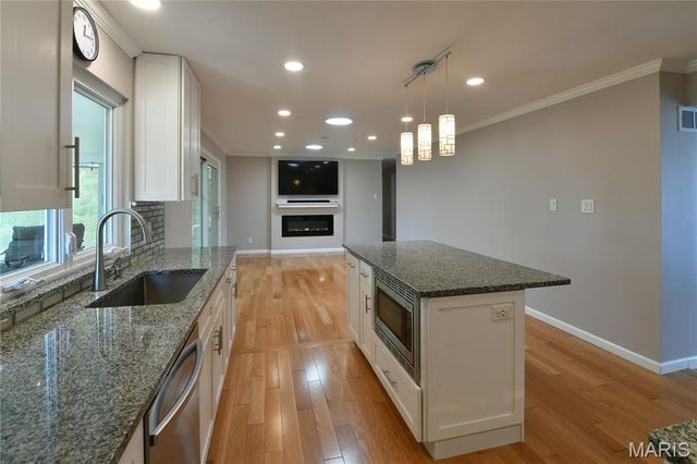 965 Orchard Lakes Drive, St Louis, MO 63146