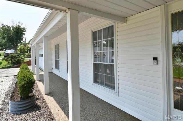 965 Orchard Lakes Drive, St Louis, MO 63146
