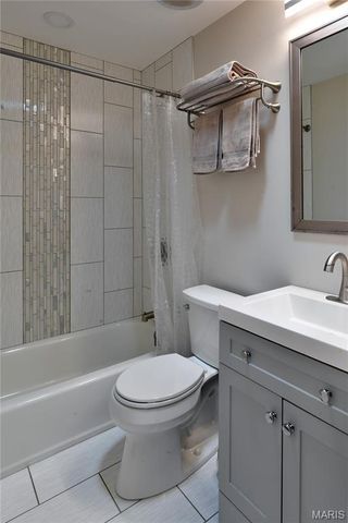 965 Orchard Lakes Drive, St Louis, MO 63146