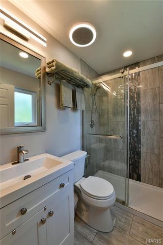965 Orchard Lakes Drive, St Louis, MO 63146