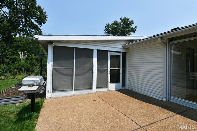 965 Orchard Lakes Drive, St Louis, MO 63146