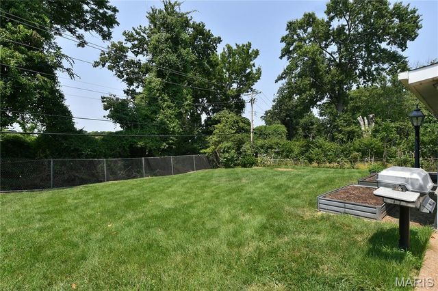 965 Orchard Lakes Drive, St Louis, MO 63146