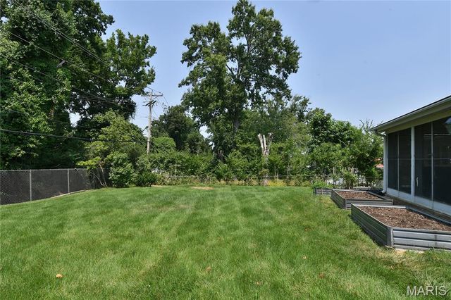 965 Orchard Lakes Drive, St Louis, MO 63146