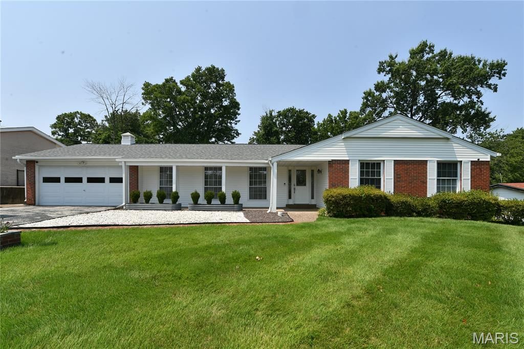 965 Orchard Lakes Drive, St Louis, MO 63146