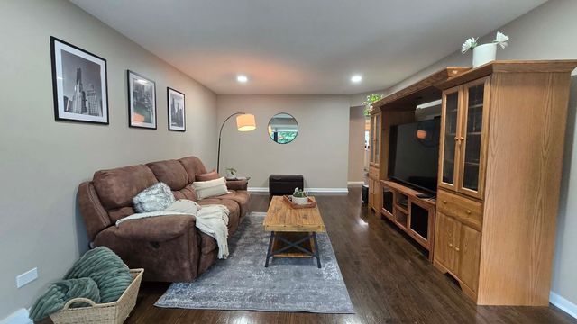 7039 N Ottawa Avenue, Chicago, IL 60631