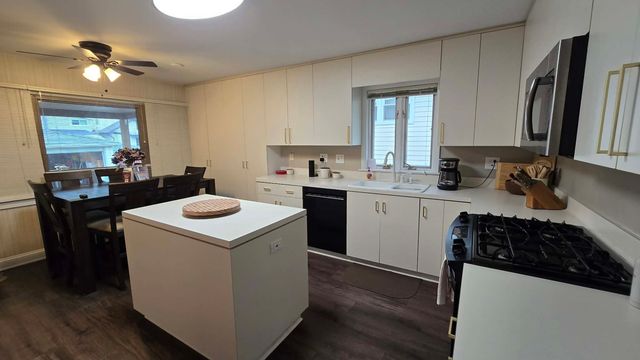 7039 N Ottawa Avenue, Chicago, IL 60631