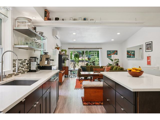 4594 Sw CALDEW St A, Portland, OR 97219