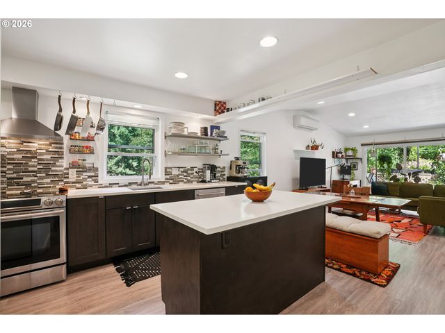 4594 Sw CALDEW St A, Portland, OR 97219