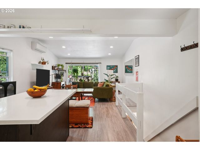 4594 Sw CALDEW St A, Portland, OR 97219