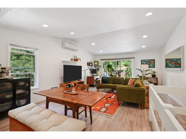 4594 Sw CALDEW St A, Portland, OR 97219