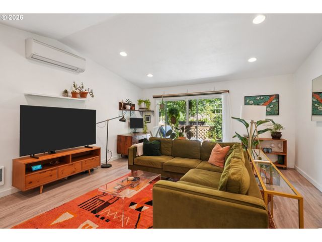 4594 Sw CALDEW St A, Portland, OR 97219