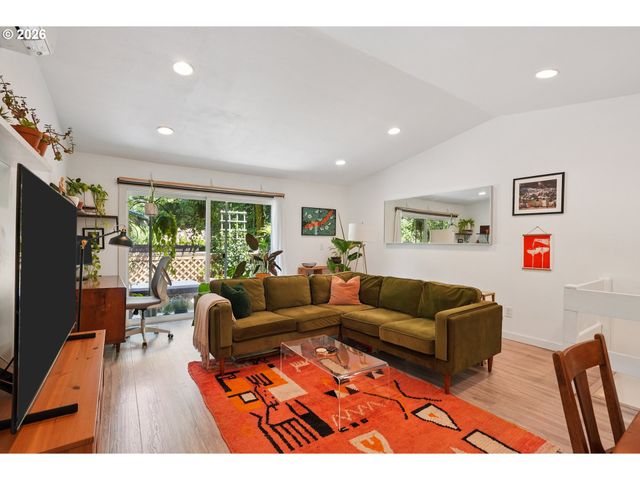 4594 Sw CALDEW St A, Portland, OR 97219